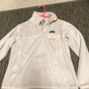 cream/white patagonia jacket🤩
